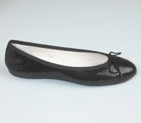 Snakeskin flat in Black