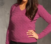 Ladies Cashmere V-Neck Cable Knit Sweater in Loganberry