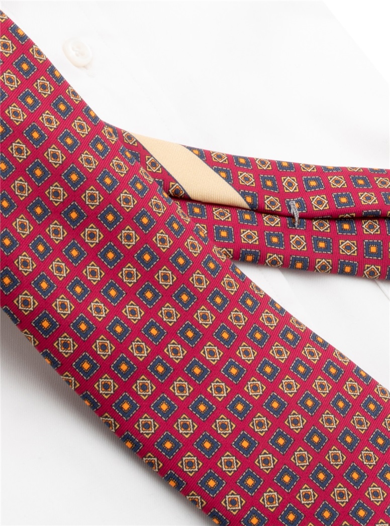 Silk Tie in Neat Merlot