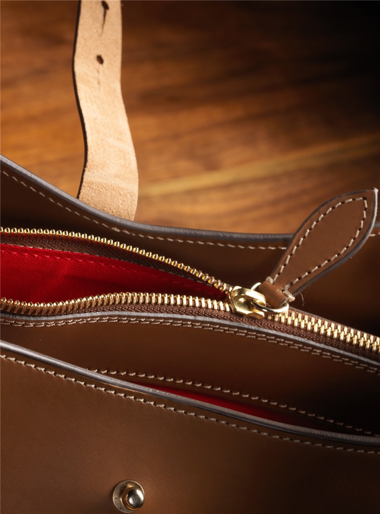Ladies Leather Shoulder Bag in Golden