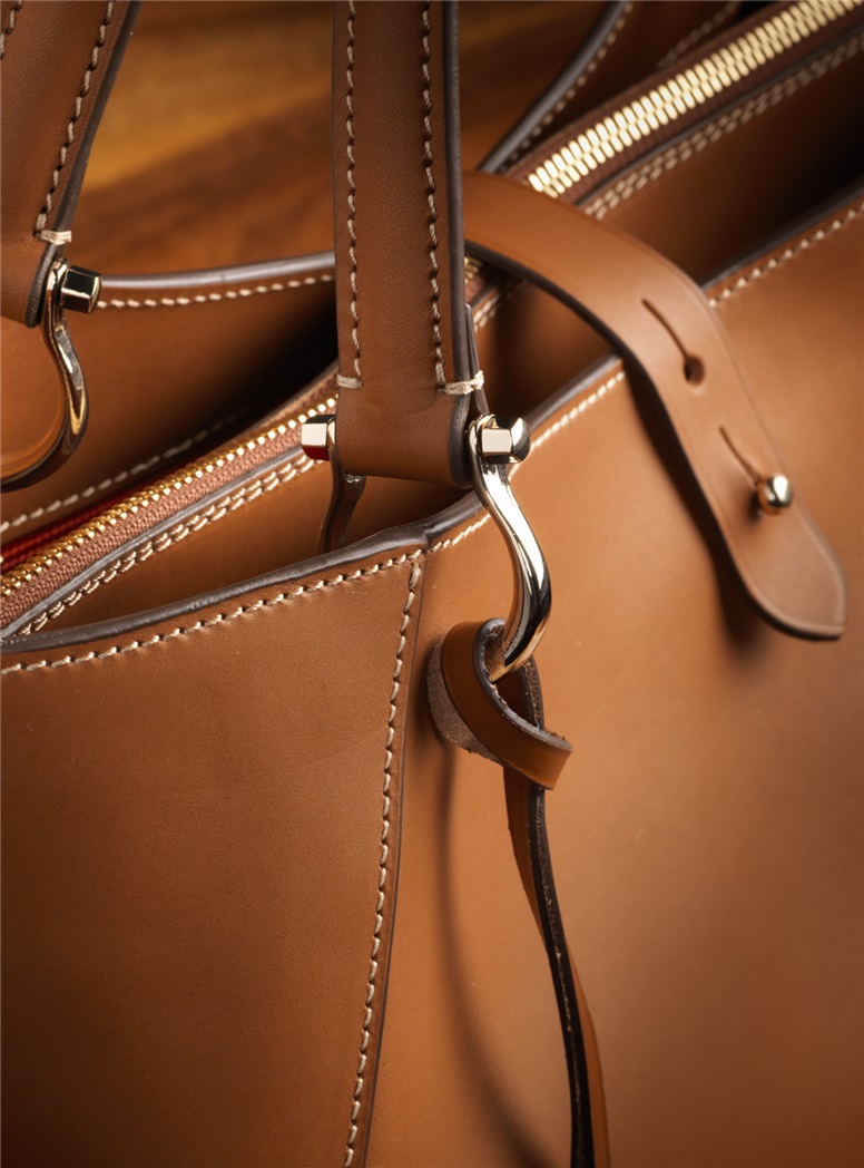 Ladies Leather Shoulder Bag in Golden