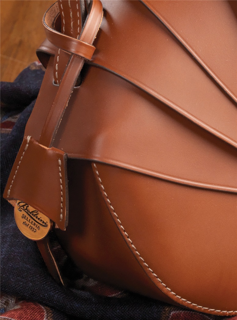 Leather "Seashell" Handbag in Chestnut