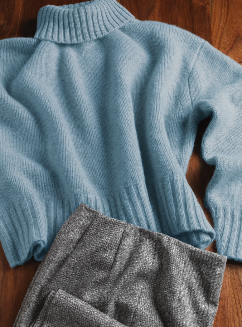 Ladies Cashmere Turtleneck Sweater in Mist