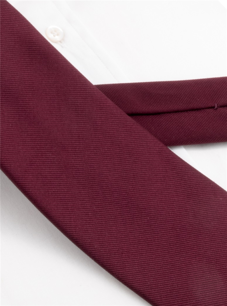 Silk Solid Signature Tie in Garnet