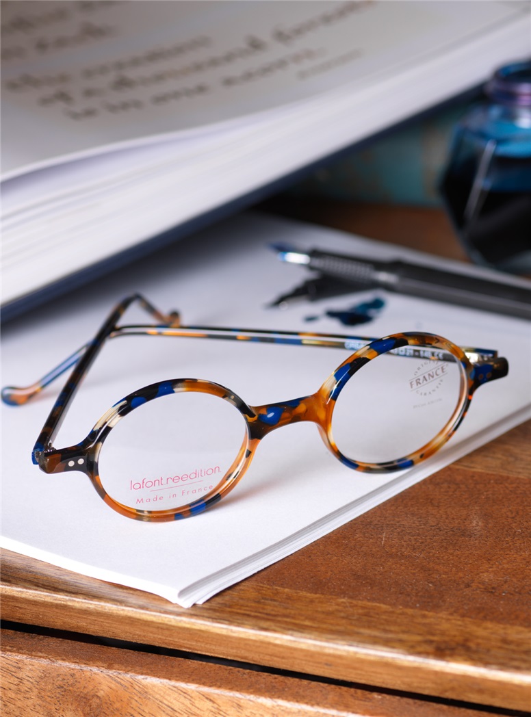 Graceful Round Frame in Blue Tortoise