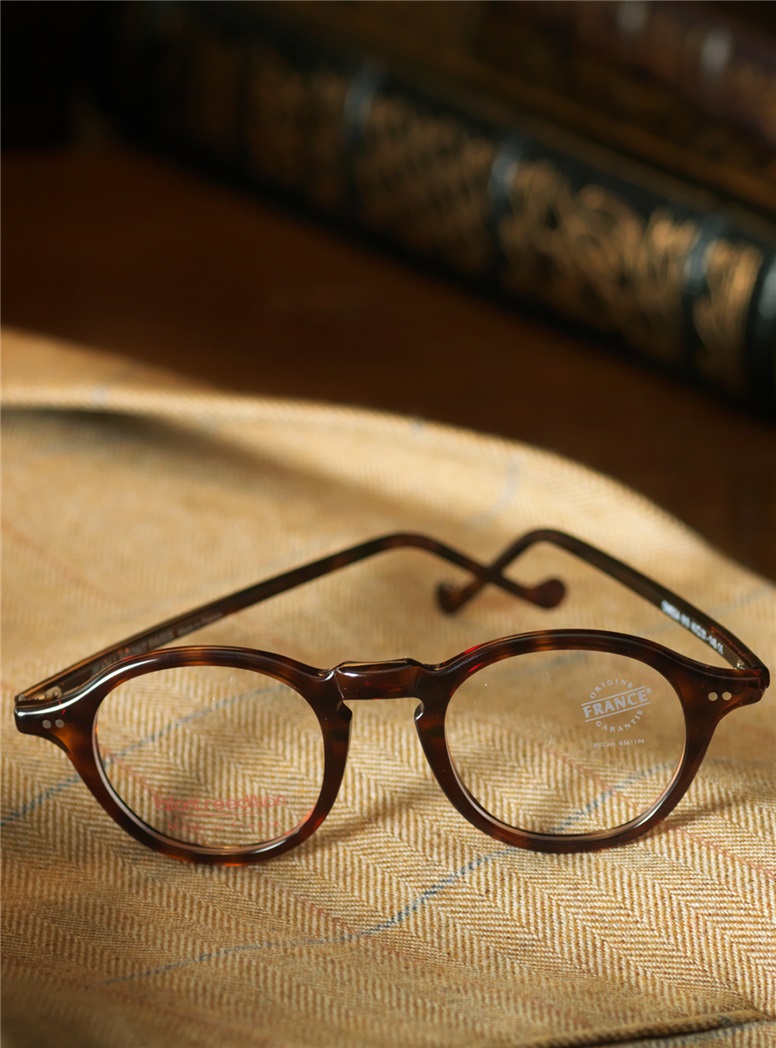 Nearly Round Bold Frame in Dark Tortoise