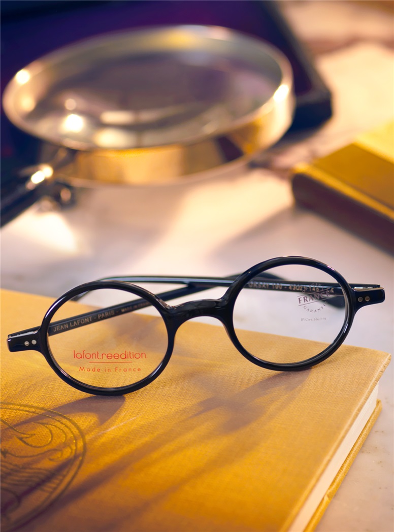 Graceful Round Frame in Black