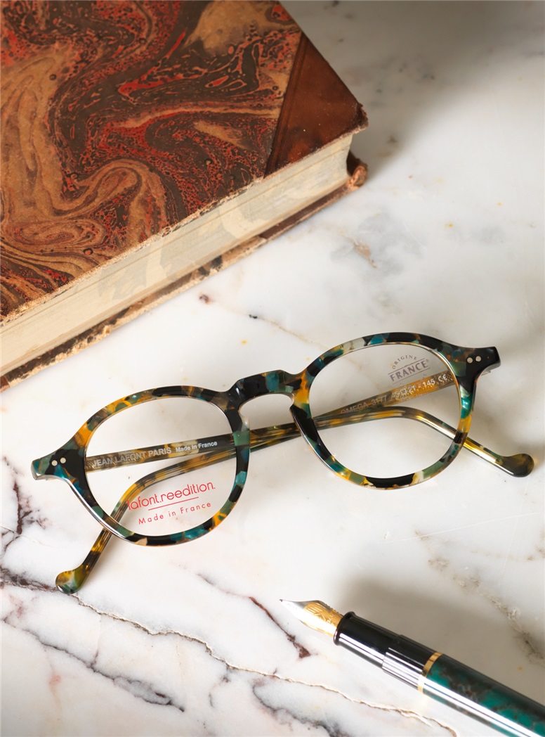 Nearly Round Bold Frame in Stone Tortoise