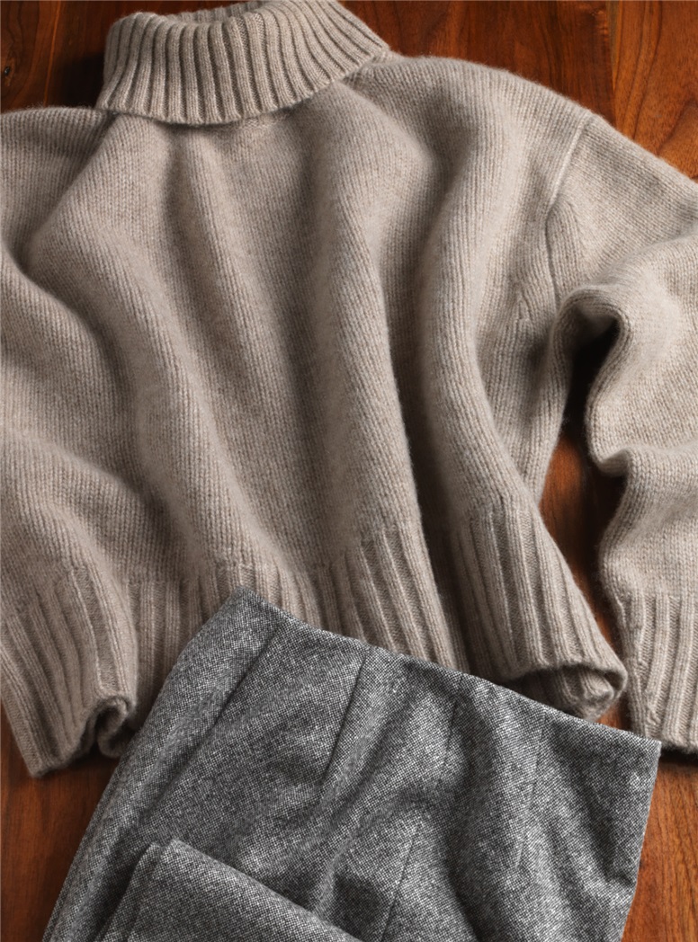 Ladies Cashmere Turtleneck Sweater in Driftwood