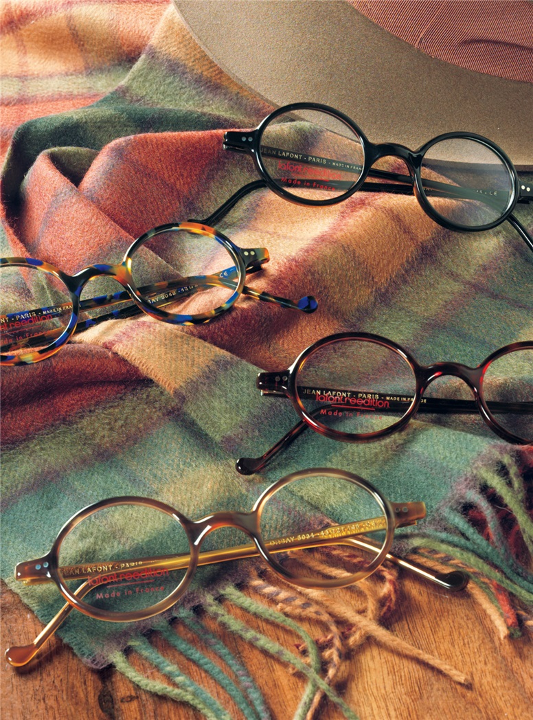 Graceful Round Frame in Eggplant
